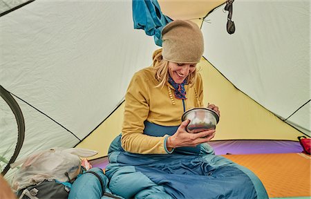 Woman sitting in tent, eating food from bowl, Ventilla, La Paz, Bolivia, South America Fotografie stock - Premium Royalty-Free, Codice: 649-09123329