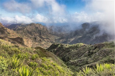 santiago island - Mountain landscape with low clouds, Serra da Malagueta, Santiago, Cape Verde, Africa Photographie de stock - Premium Libres de Droits, Code: 649-09123385