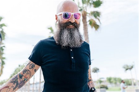 rebel - Portrait of mature male hipster in sunglasses Foto de stock - Sin royalties Premium, Código: 649-09123389