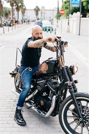 simsearch:649-09123400,k - Portrait of mature male hipster astride motorcycle, Valencia, Spain Foto de stock - Sin royalties Premium, Código: 649-09123397