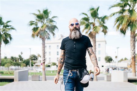 simsearch:649-09123400,k - Mature male hipster strolling in Valencia, Spain Foto de stock - Sin royalties Premium, Código: 649-09123392