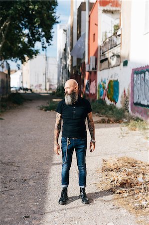 simsearch:649-09123411,k - Mature male hipster standing in alleyway Stock Photo - Premium Royalty-Free, Code: 649-09123404