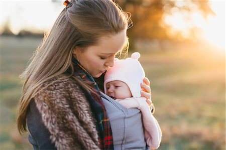 simsearch:614-08684710,k - Mother and baby daughter outdoors, mother carrying baby in baby sling Foto de stock - Sin royalties Premium, Código: 649-09123527