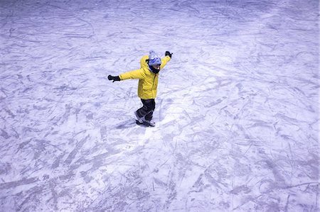 Young boy ice skating, elevated view Photographie de stock - Premium Libres de Droits, Code: 649-09123530