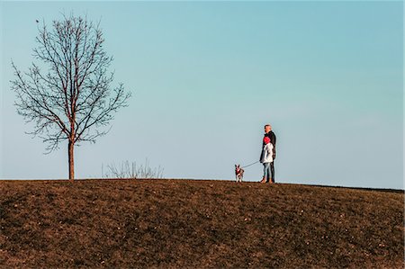 entlaubter baum - Father and daughter walking dog on hillside Stockbilder - Premium RF Lizenzfrei, Bildnummer: 649-09123542