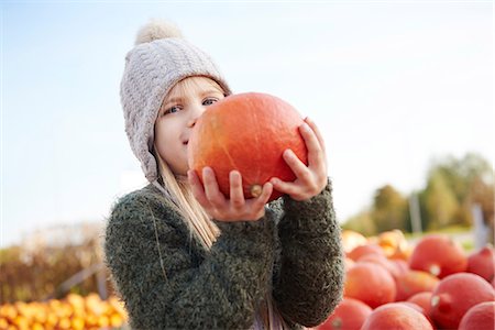 simsearch:649-09123594,k - Girl holding harvested pumpkin in field Photographie de stock - Premium Libres de Droits, Code: 649-09123590