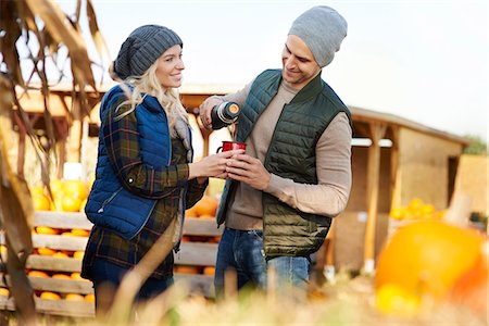 potiron - Couple pouring coffee from flask at pumpkin patch Foto de stock - Sin royalties Premium, Código: 649-09123592