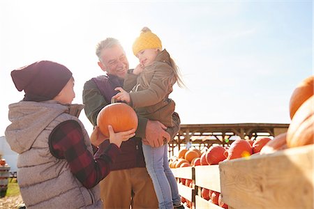 simsearch:6115-06732993,k - Girl and brother with grandfather selecting pumpkins in pumpkin patch field Photographie de stock - Premium Libres de Droits, Code: 649-09123600