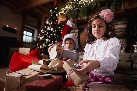 sich herumwälzen - Young girl and boy sorting Christmas gifts, young boy rolling list Stockbilder - Premium RF Lizenzfrei, Bildnummer: 649-09123664
