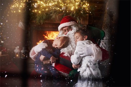 simsearch:640-02953174,k - Santa Claus hugging young boy and girl, beside fireplace Stockbilder - Premium RF Lizenzfrei, Bildnummer: 649-09123669