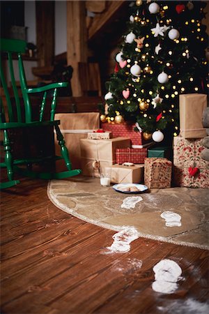 simsearch:649-06001802,k - Christmas tree surrounded by presents, Santa's footprints leading towards tree Photographie de stock - Premium Libres de Droits, Code: 649-09123682