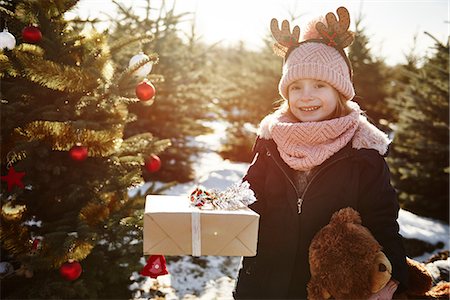 simsearch:649-09035869,k - Girl in christmas tree forest wearing antlers, portrait Photographie de stock - Premium Libres de Droits, Code: 649-09123782