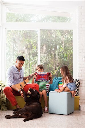 Girl watching boy and music teacher on window seat Foto de stock - Sin royalties Premium, Código: 649-09123901