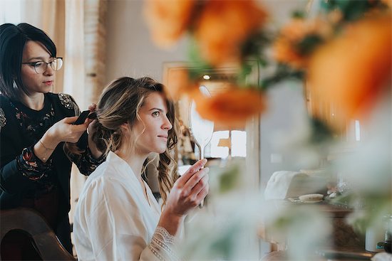 Bride preparing for wedding with hairstylist Photographie de stock - Premium Libres de Droits, Le code de l’image : 649-09138822