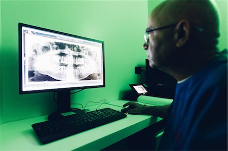 simsearch:649-09138892,k - Dentist looking at dental x-ray on computer Foto de stock - Sin royalties Premium, Código: 649-09138937