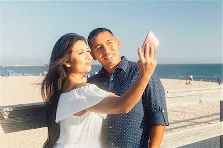 simsearch:649-07585241,k - Couple beside beach, talking selfie, using smartphone, Seal Beach, California, USA Foto de stock - Sin royalties Premium, Código: 649-09139197