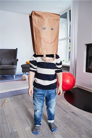 Portrait of young boy with brown bag on head, drawn face on brown bag Stockbilder - Premium RF Lizenzfrei, Bildnummer: 649-09139275