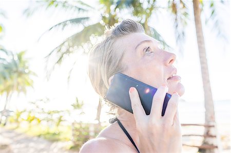 simsearch:649-08422664,k - Woman on beach, using smartphone, close-up, Nacpan Beach, Palawan, Philippines Foto de stock - Sin royalties Premium, Código: 649-09148431