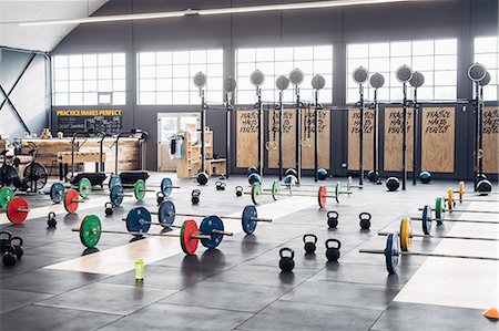 exerciseur - Weight lifting equipment in gym Foto de stock - Sin royalties Premium, Código: 649-09148513