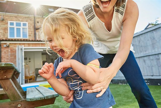 Mother and toddler daughter playing in garden Foto de stock - Sin royalties Premium, Código de la imagen: 649-09148587