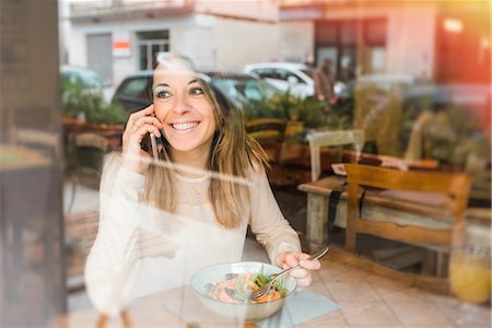 simsearch:649-09148681,k - Woman using mobile while having vegan meal in restaurant Stockbilder - Premium RF Lizenzfrei, Bildnummer: 649-09148677