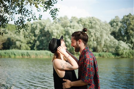 floral tattoo - Couple by lake, Arezzo, Tuscany, Italy Photographie de stock - Premium Libres de Droits, Code: 649-09148692