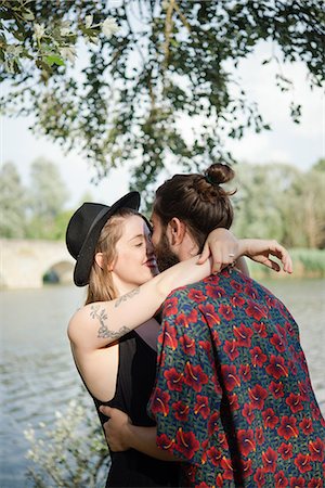 floral tattoo - Couple by lake, Arezzo, Tuscany, Italy Photographie de stock - Premium Libres de Droits, Code: 649-09148693