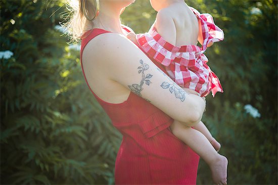 Woman and baby girl in garden Foto de stock - Sin royalties Premium, Código de la imagen: 649-09148700