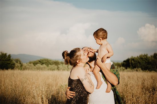 Couple with baby girl on golden grass field, Arezzo, Tuscany, Italy Foto de stock - Sin royalties Premium, Código de la imagen: 649-09148711