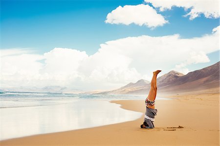 simsearch:649-09148718,k - Woman doing headstand on beach, Corralejo, Fuerteventura, Canary Islands Foto de stock - Sin royalties Premium, Código: 649-09148724