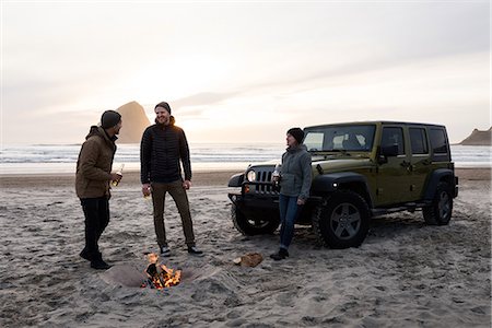 drinks by the beach - Friends on beach, Pacific City, Oregon, United States Stock Photo - Premium Royalty-Free, Code: 649-09148810