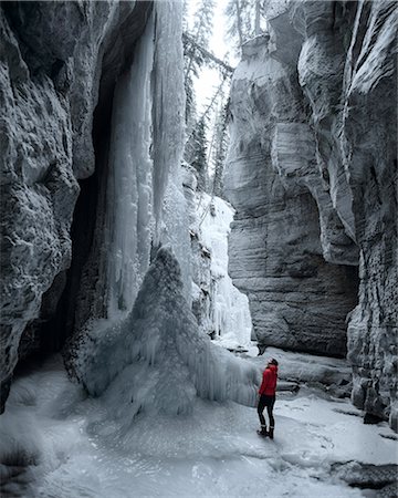 Woman exploring Maligne Canyon, Jasper National Park, Alberta, Canada Stock Photo - Premium Royalty-Free, Code: 649-09148820