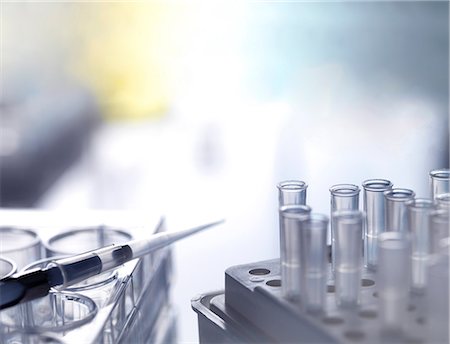 simsearch:628-02062769,k - Pipette on multi well plate with pipette tips during an experiment in the laboratory, close-up Stock Photo - Premium Royalty-Free, Code: 649-09148952