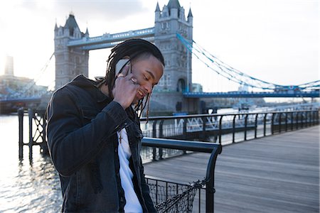 Young man outdoors, using smartphone, Tower Bridge in background, London, England, UK Stockbilder - Premium RF Lizenzfrei, Bildnummer: 649-09148975