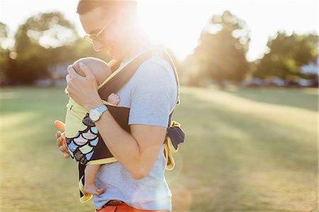 Father carrying baby boy in baby carrier Foto de stock - Sin royalties Premium, Código: 649-09149014