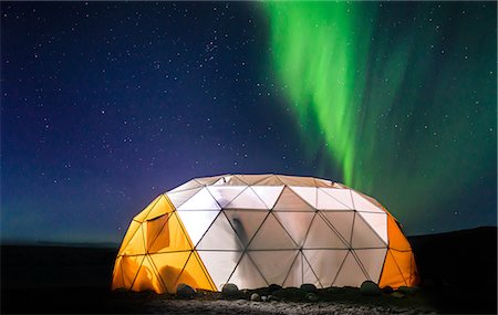 Lit up dome tent, Aurora Borealis in background, Narsaq, Vestgronland, Greenland Foto de stock - Sin royalties Premium, Código: 649-09149035