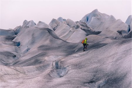 simsearch:614-09017601,k - Male hiker hiking over grey snow covered landscape, Narsaq, Vestgronland, South Greenland Photographie de stock - Premium Libres de Droits, Code: 649-09149072