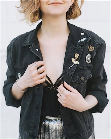 pin's - Cropped view of woman wearing denim jacket with pin badges Photographie de stock - Premium Libres de Droits, Code: 649-09149497