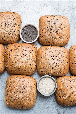 simsearch:649-08180659,k - Multigrain bread rolls and bowls of seeds, overhead view Foto de stock - Royalty Free Premium, Número: 649-09155657