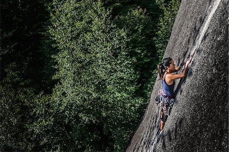 escaping (liberate from capture) - Female rock climber, climbing granite rock (The Chief), elevated view, Squamish, Canada Foto de stock - Sin royalties Premium, Código: 649-09155692