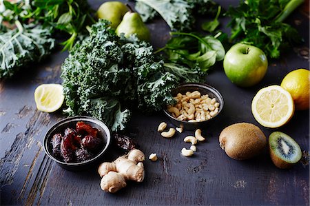 fruits bio - Ingredients for kale and kiwi fruit green smoothie, close-up Photographie de stock - Premium Libres de Droits, Code: 649-09155995