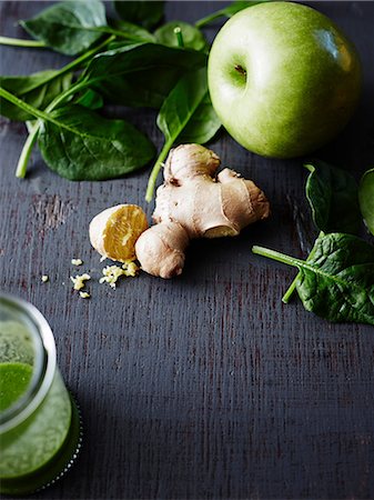 Still life of kale, apple. fresh ginger and basil leaves, close-up Foto de stock - Sin royalties Premium, Código: 649-09155997