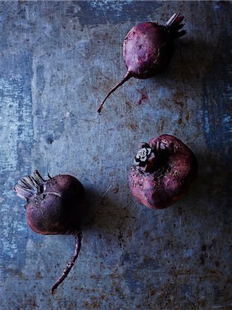 simsearch:649-09156003,k - Still life of three raw beetroots, overhead view Photographie de stock - Premium Libres de Droits, Code: 649-09156002