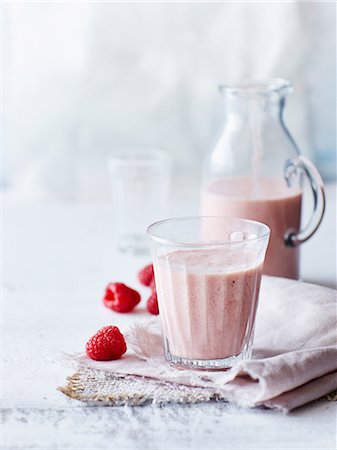 Still life of peach chia raspberry smoothie in glass Foto de stock - Sin royalties Premium, Código: 649-09156013