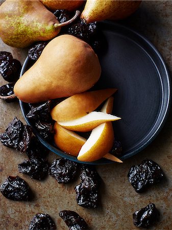 simsearch:649-08125440,k - Still life with fresh pears and prunes, overhead view Photographie de stock - Premium Libres de Droits, Code: 649-09156031