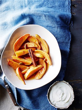 simsearch:649-09156006,k - Still life with bowl of quince cooked in rooibos tea and red wine, overhead view Stock Photo - Premium Royalty-Free, Code: 649-09156033