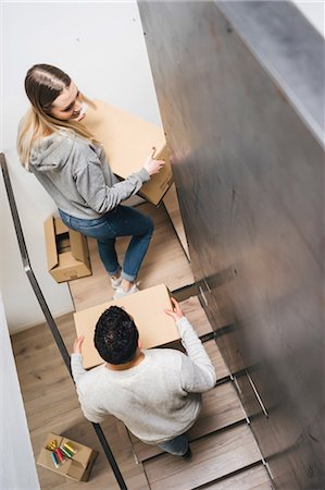 simsearch:614-03648159,k - Couple carrying cardboard boxes upstairs Foto de stock - Sin royalties Premium, Código: 649-09156099