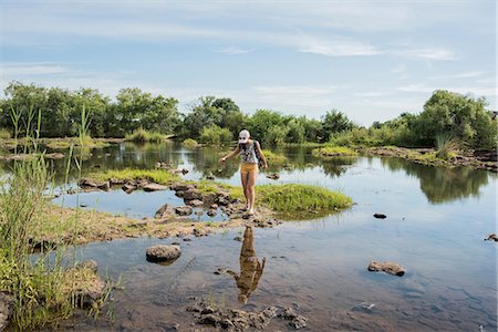 simsearch:649-09156185,k - Young female tourist exploring calm waters near Victoria Falls, Zimbabwe, Africa Foto de stock - Royalty Free Premium, Número: 649-09156163