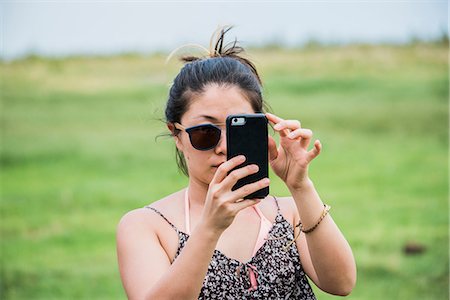 simsearch:649-09156185,k - Young female tourist photographing with smartphone, Botswana, Africa Foto de stock - Royalty Free Premium, Número: 649-09156176