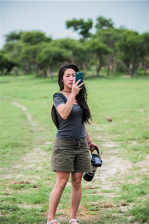 simsearch:649-09156185,k - Young female tourist photographing with smartphone and camera, Botswana, Africa Foto de stock - Royalty Free Premium, Número: 649-09156177